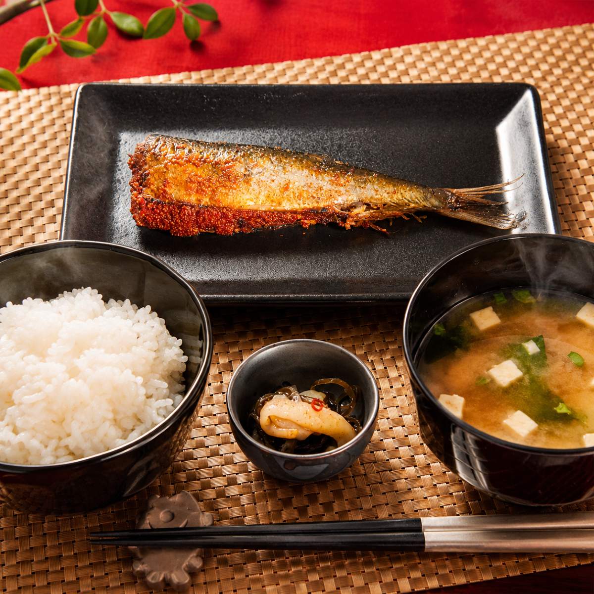 ご飯と味噌汁と一緒に食卓へ並べた、いわし明太
