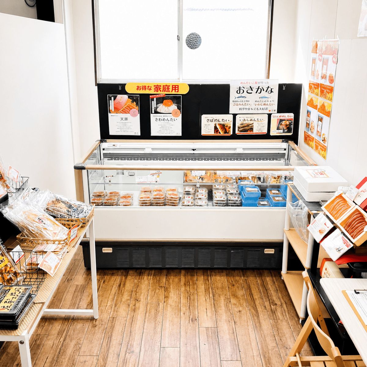 三楽直売店の店内と明太子販売コーナー