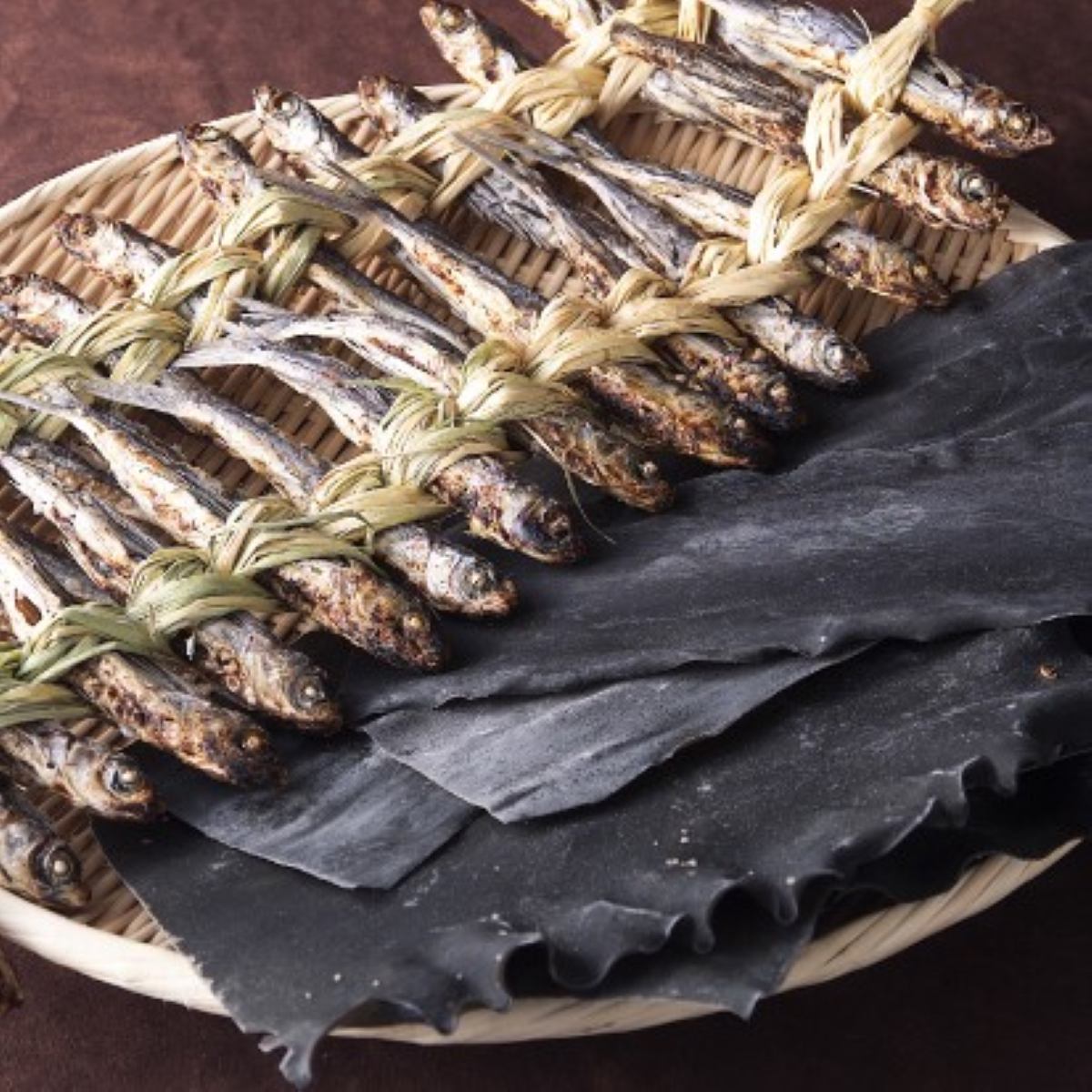 天拝の味の決め手となる焼きあごと昆布の合わせ出汁の素材イメージ